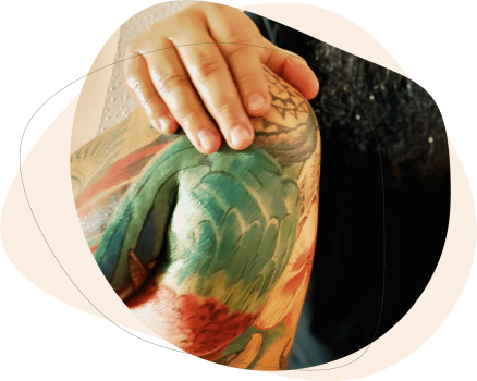 Close Up Bild Hand auf Körper Lomi Lomi Nui Massage Model mit Tattoo