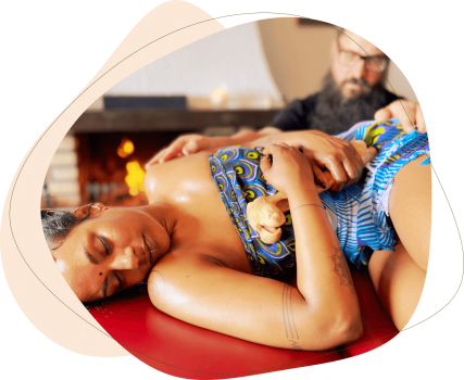 Model auf Massagebank Lomi Lomi Nui Ausbildung